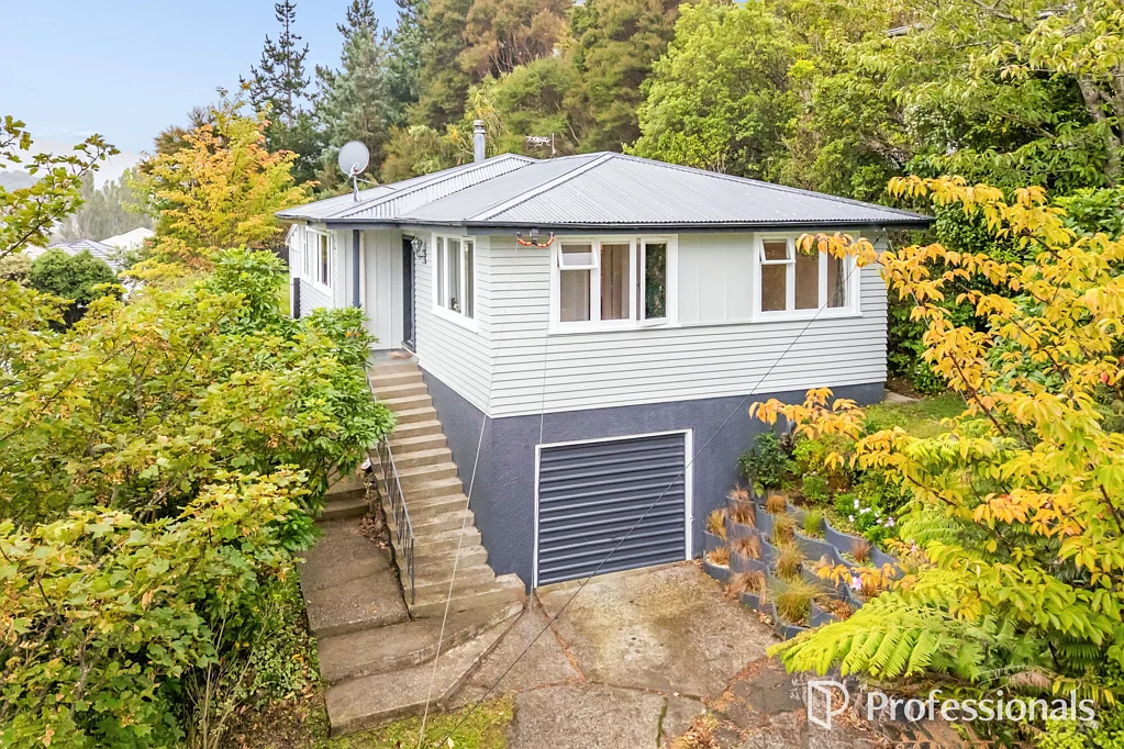 Stokes Valley 3 Slaapkamer Classic Charm in Convenient Location