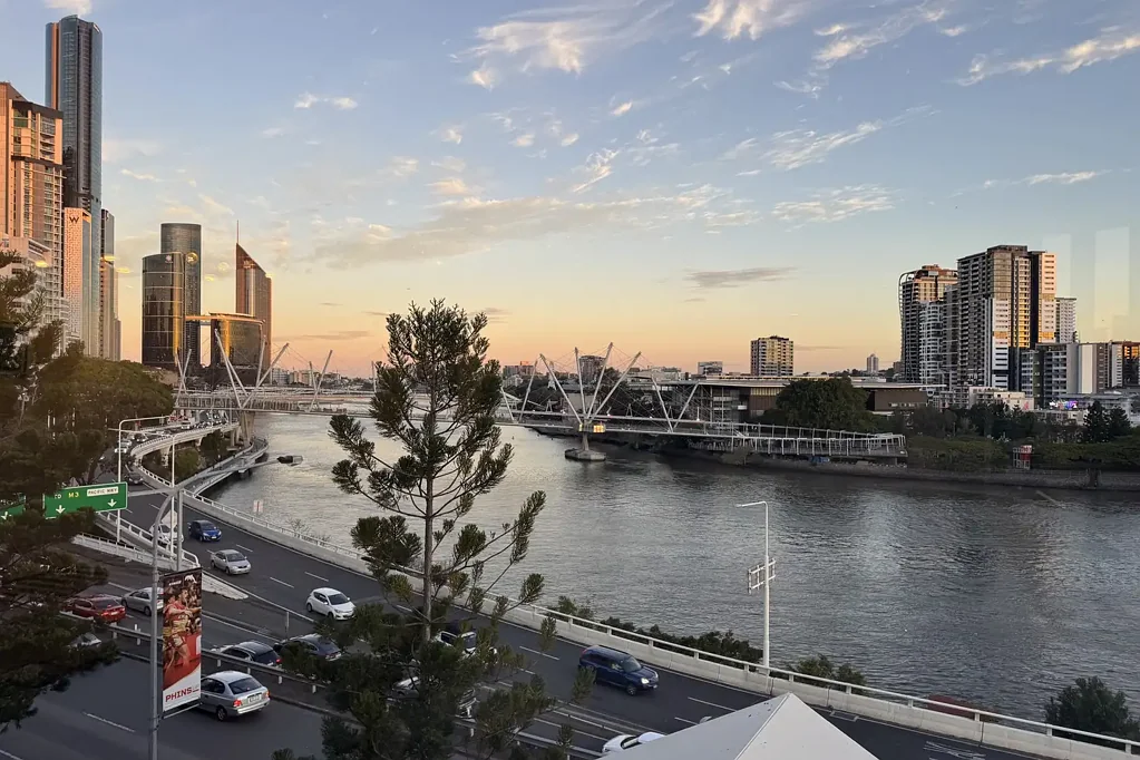 EXCEPTIONAL LIVING WITH EXPANSIVE BRISBANE RIVER VIEWS