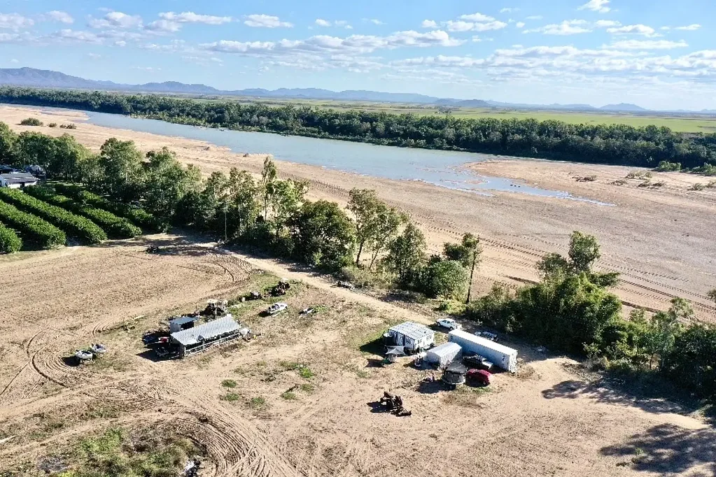 Kirknie 19.62 Acres - Burdekin River - House - Water - Machinery