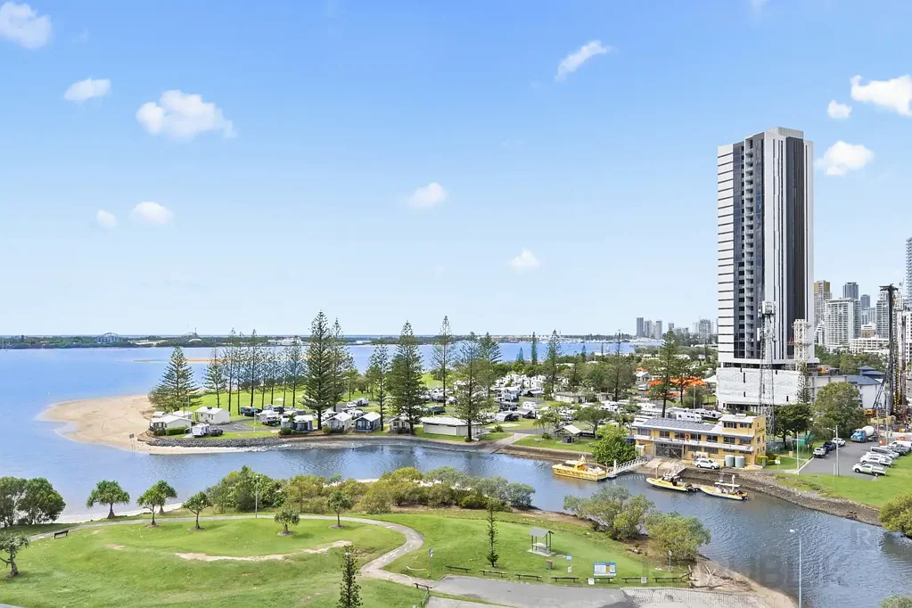 Labrador 3ਬੈੱਡਰੂਮ Unmatched Value – Stylish Apartment with Breathtaking Water and Hinterland Vistas