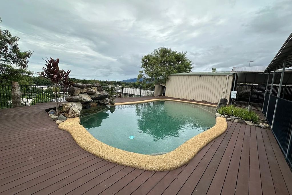 PRIVACY, POOL AND VIEWS