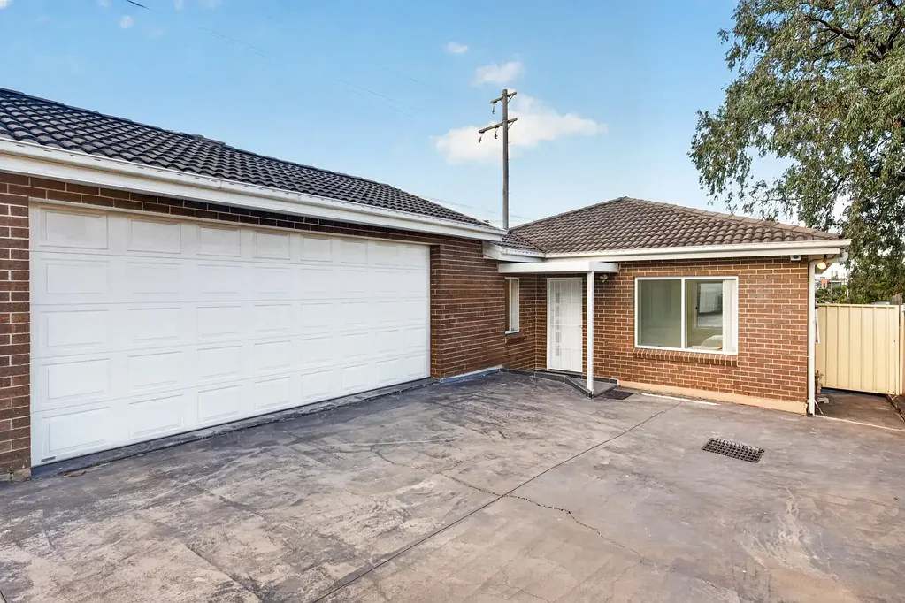 Wentworthville 3 Slaapkamer TORRENS-TITLE SINGLE-LEVEL HOME WITH NO STRATA FEES