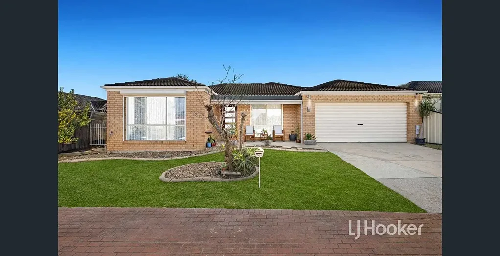 STUNNING LARGE FAMILY HOME WITH ENCLOSED PERGOLA!