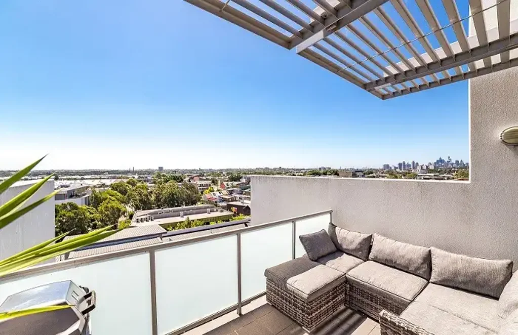 Dual-Level Apartment with City Skyline Views in the Heart of Rosebery