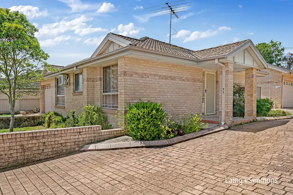 Merrylands 17房 稀缺投资机遇 优地段六套别墅 1819㎡大地 车库访客位 年收$202,800 翻新潜力 分层分割可能 步至商圈车站 Entire Block Of 6 Villas – Prime Location