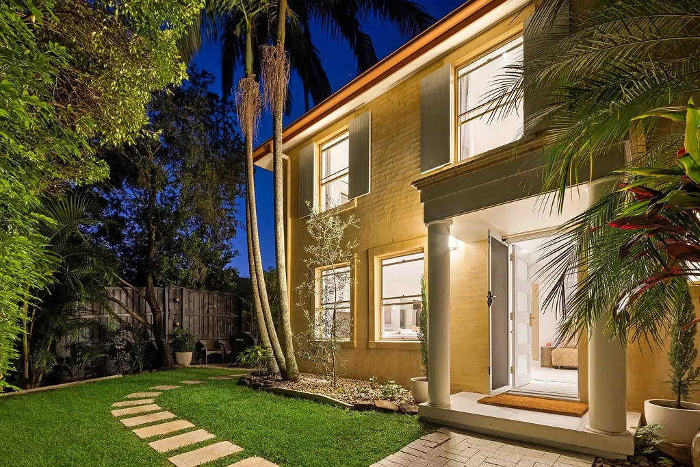 Suffolk Park 3 Bedroom Stylish, Spacious, and Sun Filled Dual-Level Townhouse