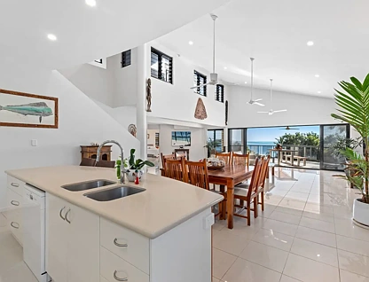 1 & 2/22 Coral Esplanade, Cannonvale, QLD 4802, 12房, 6浴, House