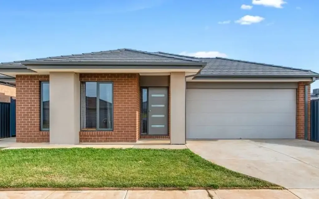 Saffron Real Estate Presents: Modern Family Home in Prime Weir Views Location!