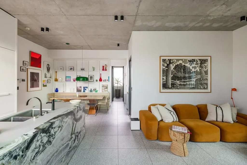 Split-level ‘Clarion’ sub-penthouse / rooftop terrace and resort facilities