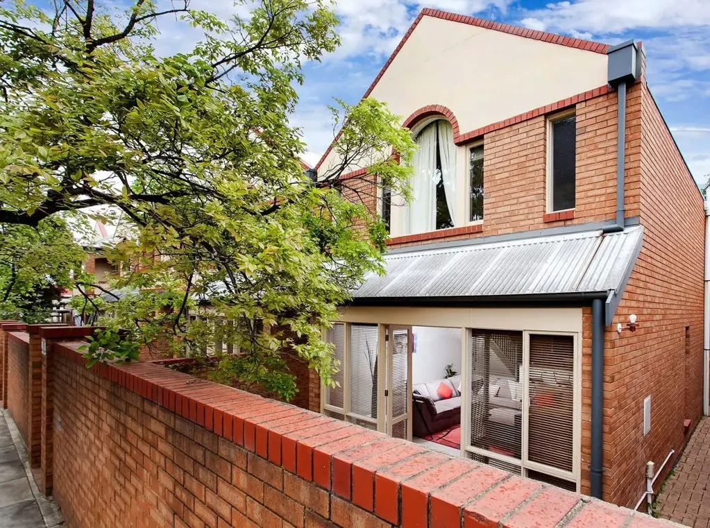 Stylish Furnished Townhouse in Prime City Fringe Location