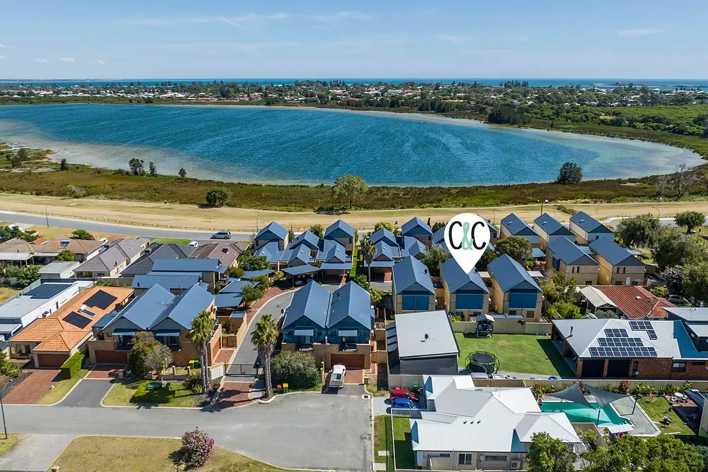 Rockingham 3 Slaapkamer ENJOY BOTH THE LAKE AND BEACH LIFESTYLE IN THIS MODERN 3x2 TOWNHOUSE