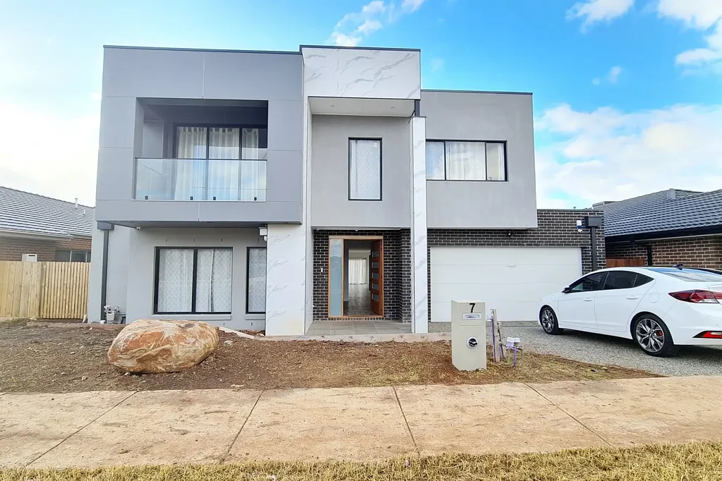 Expansive 5BR Family Home with a Master Retreat & Walk-In Pantry