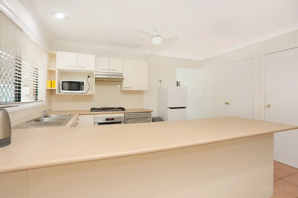 Coombabah 4Kwarto Neat and tidy Freestanding home