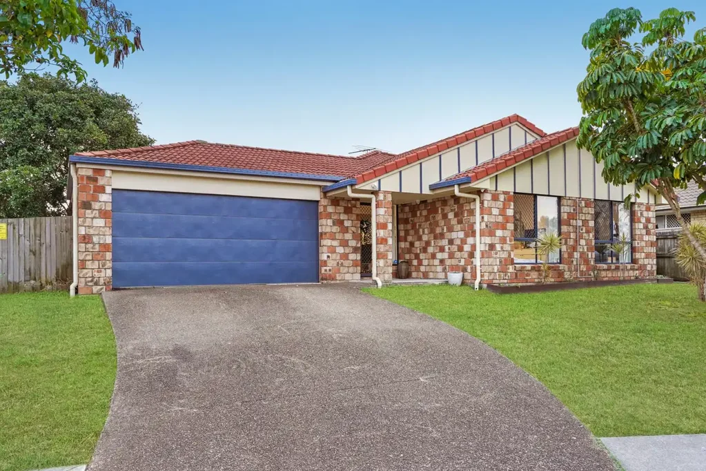 Logan Reserve 4Kwarto Stunning Updated Family Home with Spa & Solar in Ideal Location!