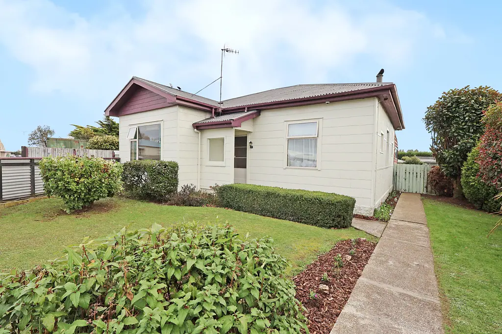 Newfield 3Moenga Family home with exceptional garaging!