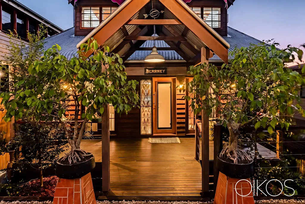 Kelvin Grove 3 Slaapkamer ONE-OF-A-KIND CHARACTER WITH STYLISH UPDATES AND SWEEPING VIEWS
