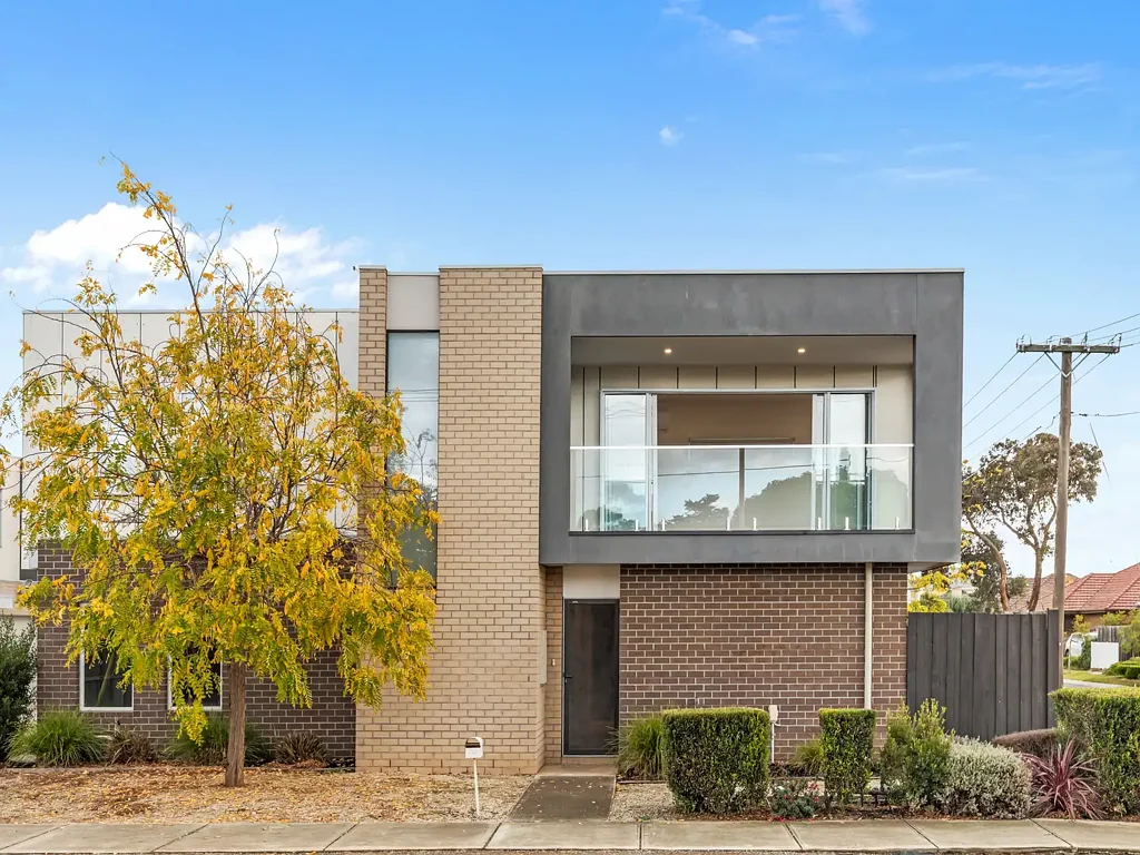 Werribee 3房 步行600米达市中心 享有盛誉学区房 标志性景点环绕 高速公路便捷入口 三间配套卧室 主卧带套间 开放式现代厨房 双车库低维护 Stylish, Low-Maintenance Living in the Heart of Werribee