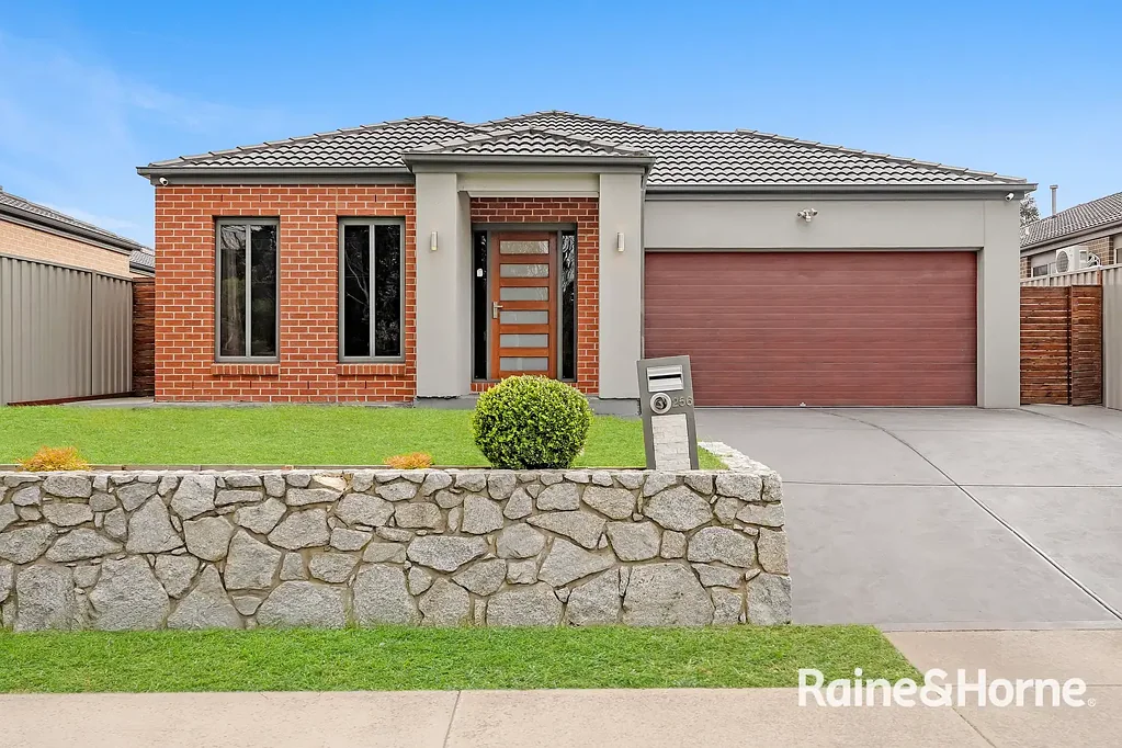 Stunning 4-bedroom house in Cranbourne East!