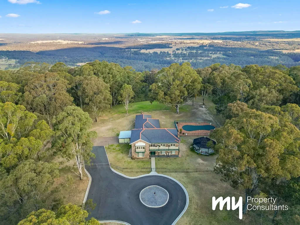 Razorback 8 Bedroom 19.1 acres, 633.46m2 Frontage Opportunity awaits!