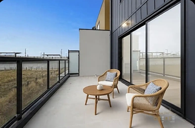 Deer Park 3Zimmer Opportunity Knocks - Near-New Townhouse Just Moments from Deer Park Train Station!