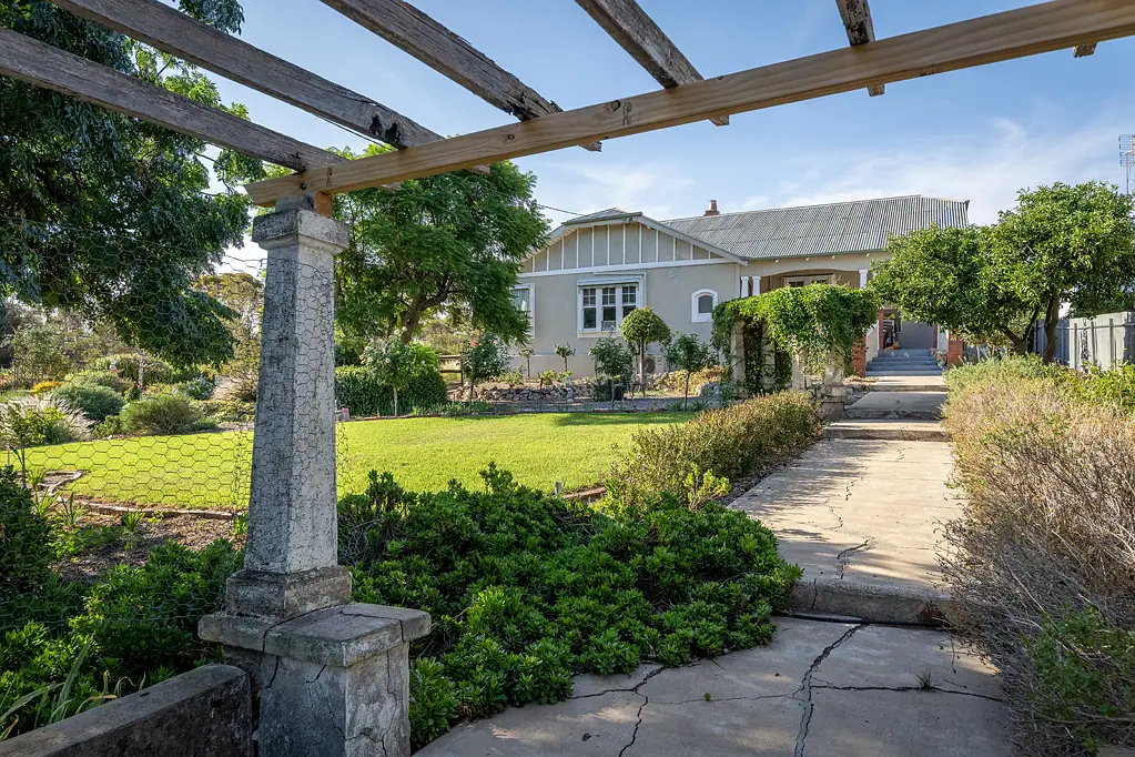 Jeparit 2 Bedroom Captivating and Charming!
