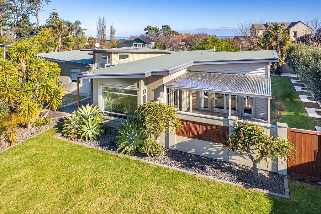 Otamatea 4 Bedroom Entertaining excellence with a platinum position!
