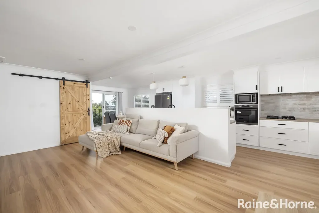 Lemon Tree Passage 4ਬੈੱਡਰੂਮ Stylish Family Living with Water Views & Bushland Backdrop