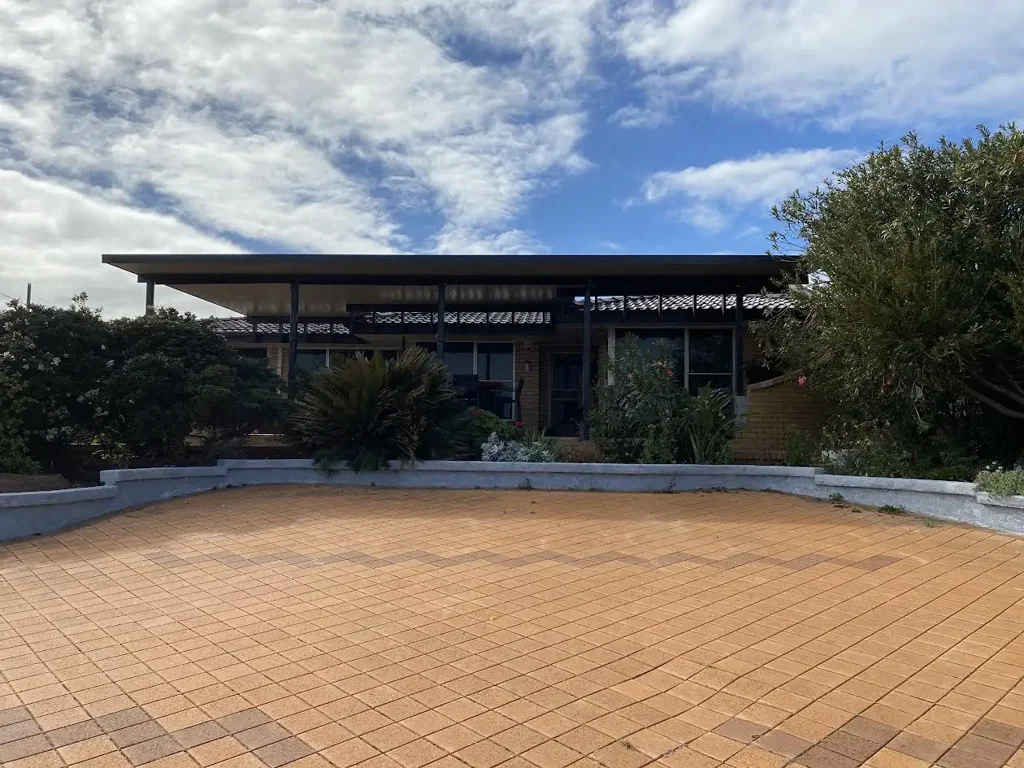 EXECUTIVE FULLY FURNISHED RESIDENCE IN MOUNT TARCOOLA