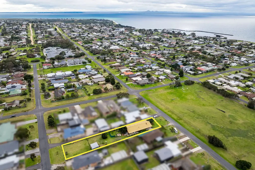 Portarlington 3房  A Rare Half-Acre Sanctuary in the Heart of Portarlington