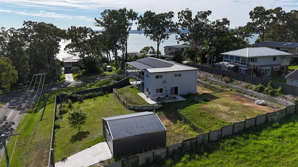 Macleay Island 3房 壮观水景 2104m²全围栏地块 双街通道 步行至Pats Park 超大L形阳台 开放式生活区 主卧套间 双车位车库 下层工作室 大型带电棚屋 Spectacular Bay Views on Over Half an Acre