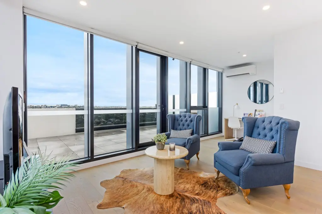 Box Hill 3 Bedroom Two residence on one level and with great view!
