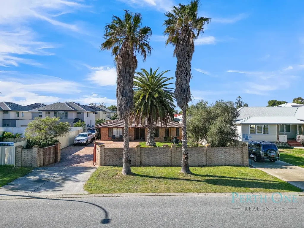 Rockingham 5房  INVESTORS & DEVELOPERS or FAMILY HOME - 1187m² R30 BLOCK, STEPS TO THE COAST
