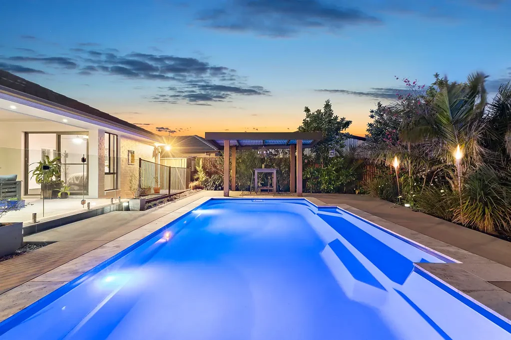 Thornton 4房  Luxury in Motion – A Poolside Entertainer in Thornton's Meadows Estate