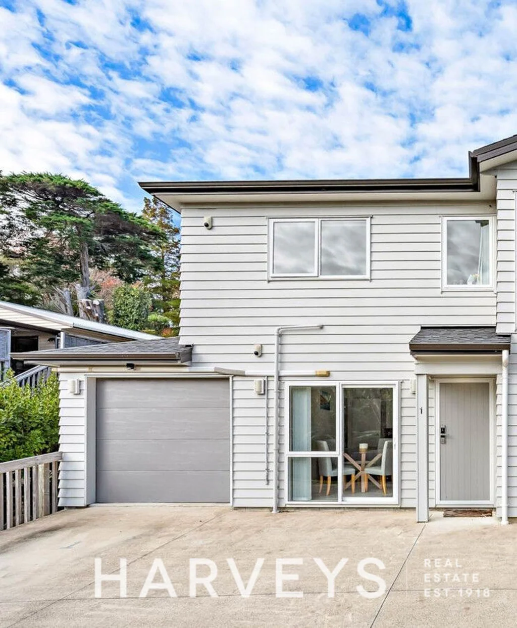 Charming Titirangi Retreat with Garage