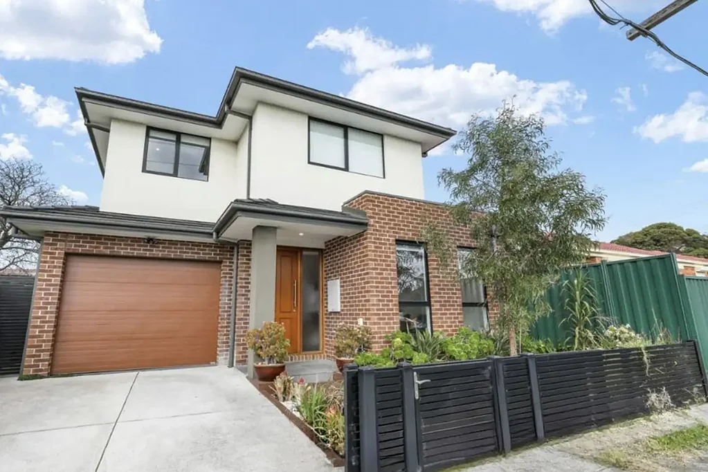 Large Modern Family Home in Prime Springvale Location!