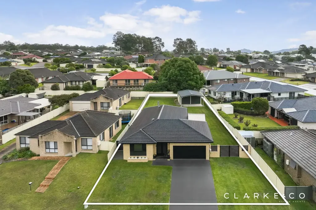 Aberglasslyn 4房  SPACIOUS INDOOR LIVING AND A BACKYARD TO MATCH!