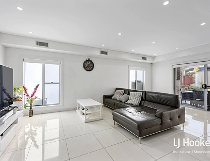 26 Sturt Avenue, Georges Hall, South Western Suburbs, 5 chambres, 2 salles de bain, Apartment