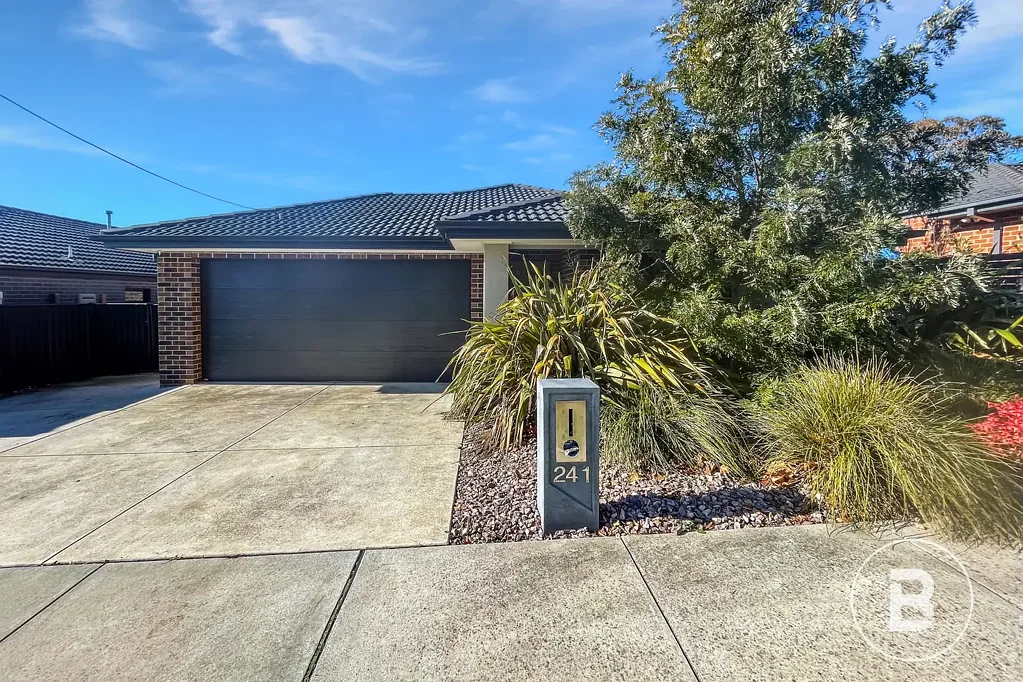 CHARMING FOUR-BEDROOM HOME IN PRIME LOCATION
