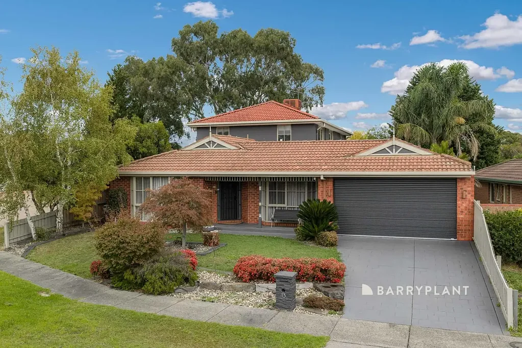 Narre Warren South 5房 宽敞主卧套房 5个炉头灶台 全封闭户外区 步行至Casey Central 备受追捧学校近 Designed to impress, The ultimate family entertainer in a prized court position