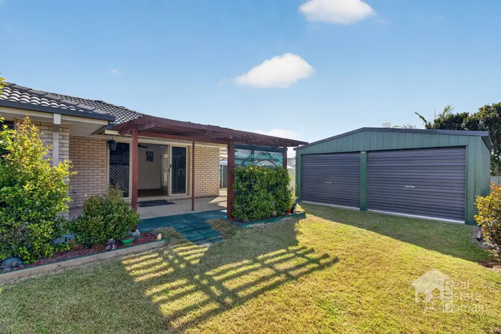 Lowood 4房 空间、棚屋和819平方米土地上的超值房产！ SPACE, SHED & SERIOUS VALUE ON 819m²!