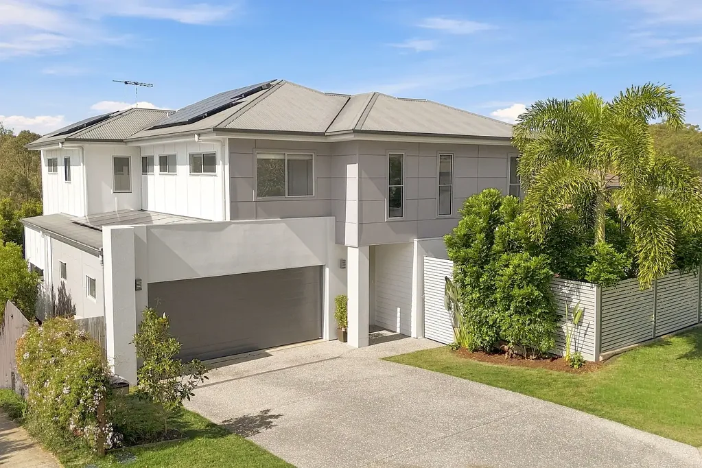 Mackenzie 4 Bedroom Expansive Modern Family Home - Mansfield State High School Catchment