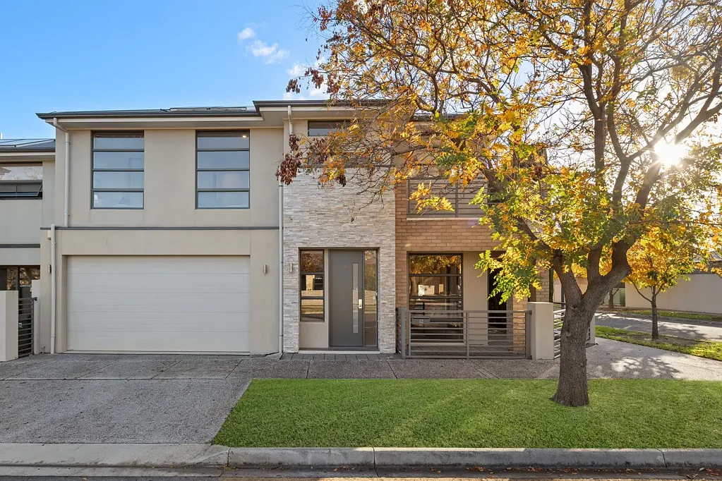 Lightsview 3房  Architecturally Designed Two-Storey Home Boasting Natural Light