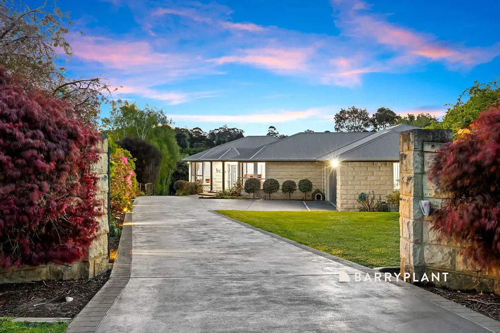 17 Canterbury Close, Drouin, VIC 3818