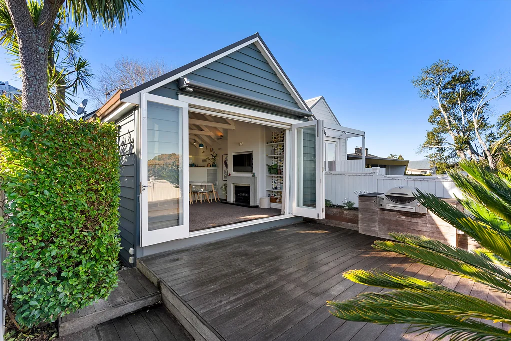 Ponsonby 2Moenga Moving On Up