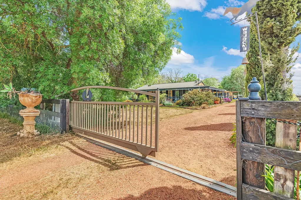 Cooma 3ห้องนอน The Ultimate Rural Lifestyle with Modern Comforts on 4.8 Acres!
