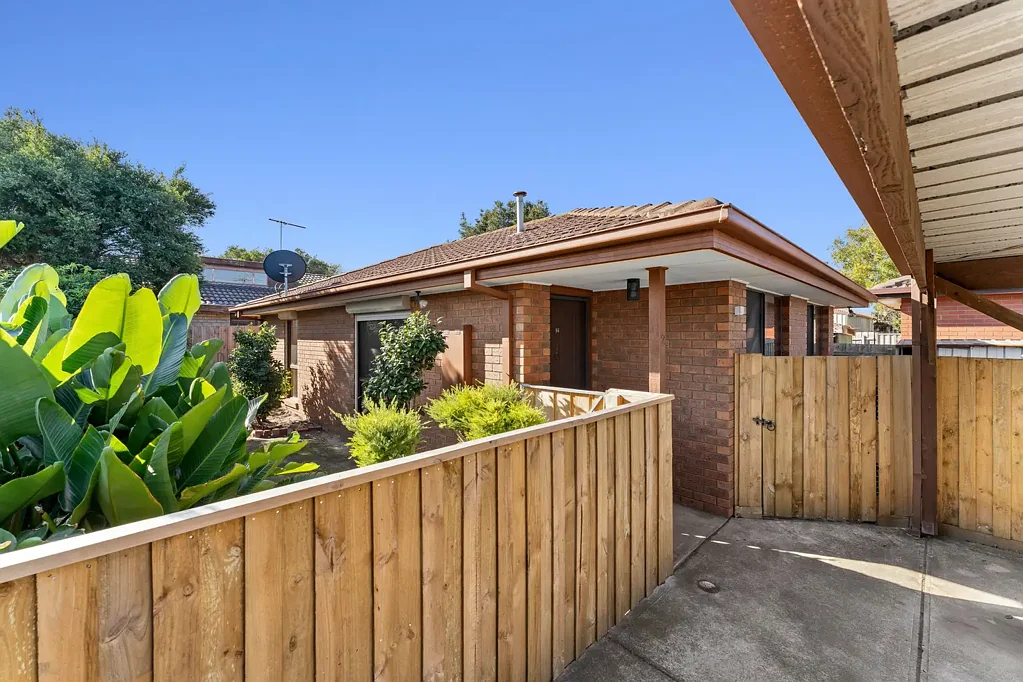Altona Meadows 2chambre FORTHCOMING AUCTION | First Home, Investment or Renovation Opportunity!