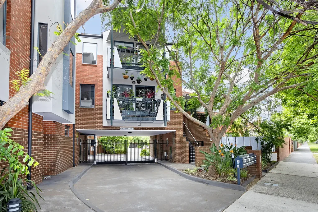 Balaclava 2 Bedroom Stylish Apartment living with exceptional courtyard and separate studio/2nd bed