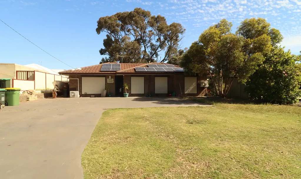 Warnbro 3ਬੈੱਡਰੂਮ Warnbro home with space and potential.