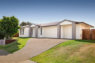 Yamanto 5침실 Superior Scale & Size on 1,000m2 - Five Bedrooms, High Ceilings, Triple Garage, Garden Shed & Brand New Carpets