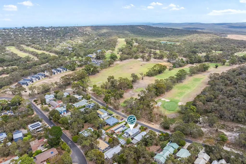 Anglesea 5房  Spacious Home with Entertaining and Golf Course Outlook!